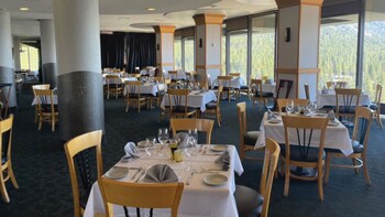 6 restaurants, breakfast, lunch, dinner served; seafood at Harrahs Lake Tahoe Resort & Casino