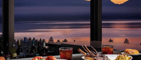 6 restaurants, breakfast, lunch, dinner served; seafood