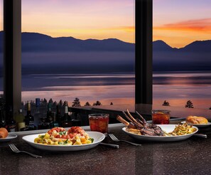 6 restaurants, breakfast, lunch, dinner served; seafood