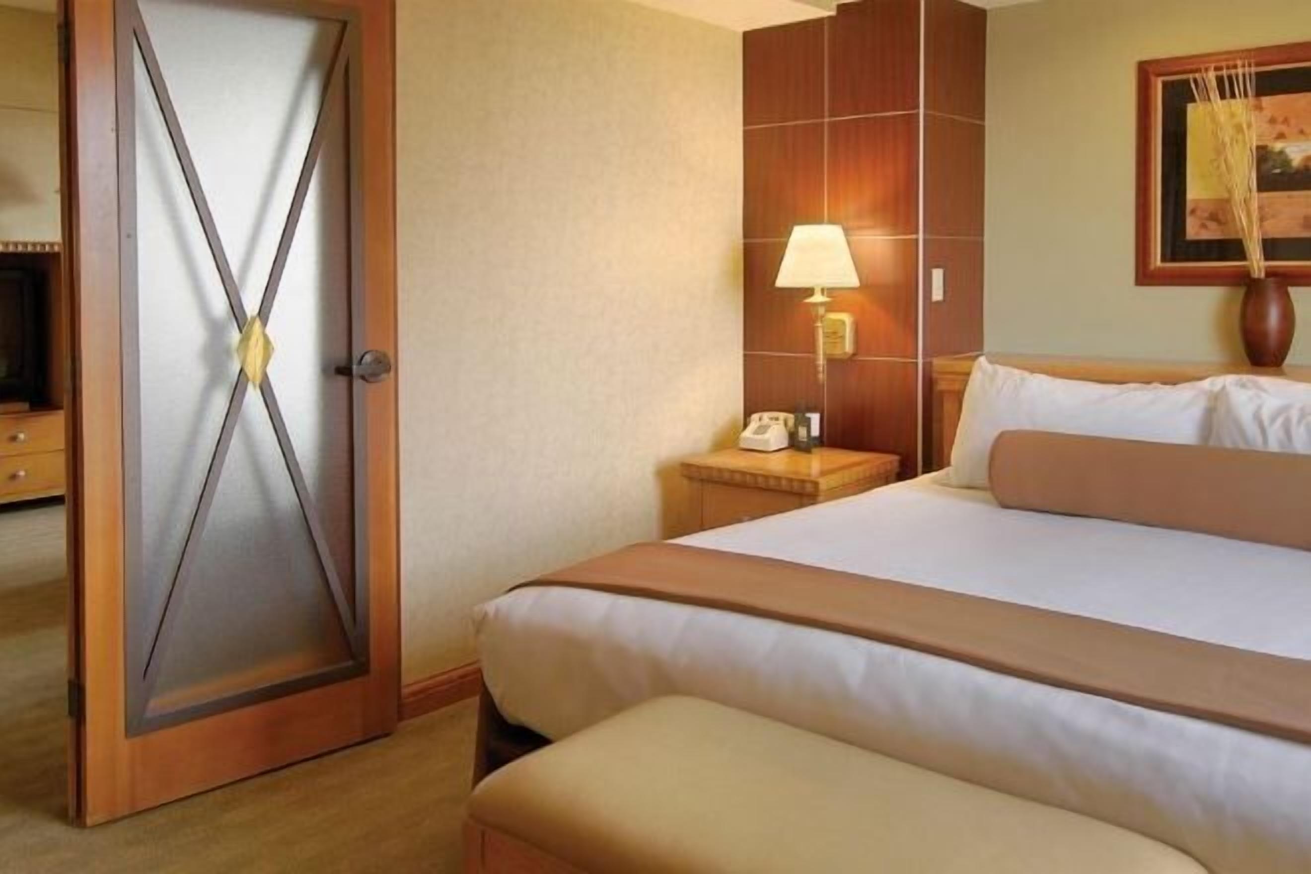 Caja fuerte, escritorio, cortinas opacas y tabla de planchar con plancha