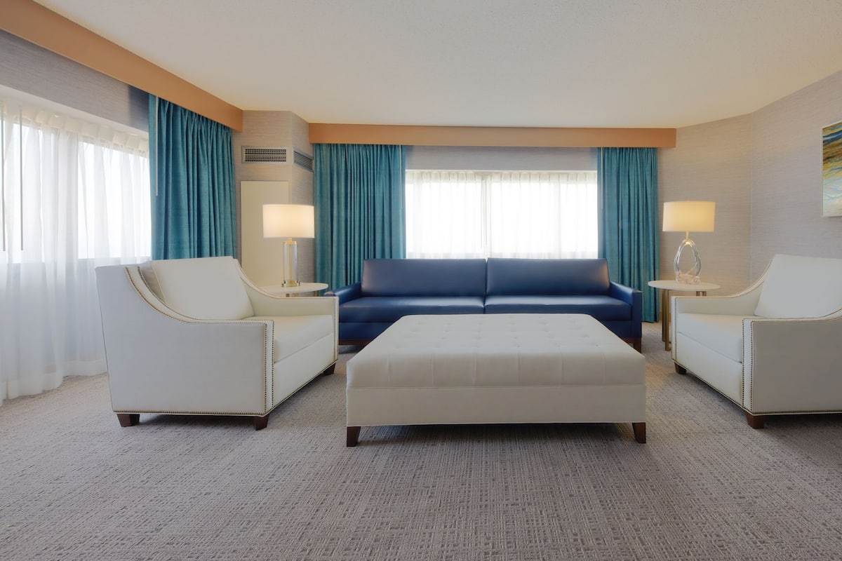 SOUTH ONE BEDROOM SUITE 1 KING NON-SMOKING | Wohnbereich | 36-Zoll-Fernseher mit Kabelempfang, Pay-TV