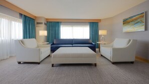 SOUTH ONE BEDROOM SUITE 1 KING NON-SMOKING | Living area