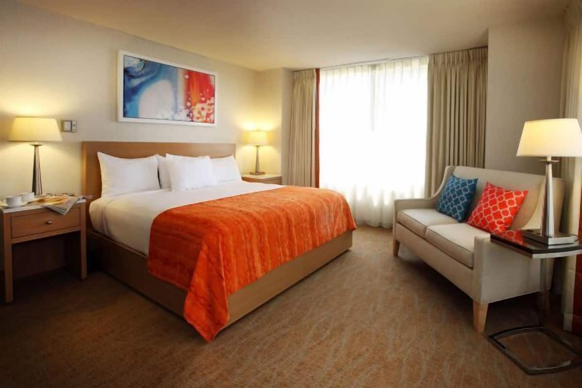 Hypo-allergenic bedding, pillowtop beds, in-room safe, desk