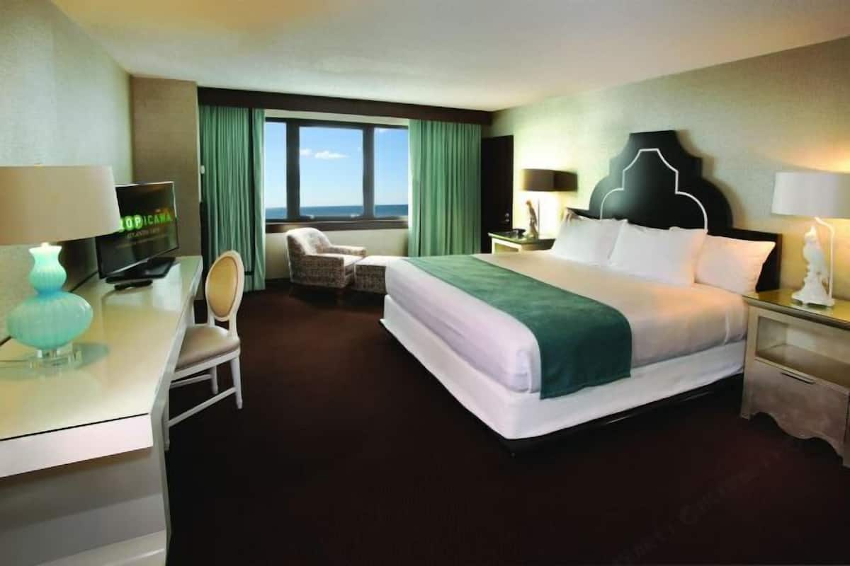 Hypo-allergenic bedding, pillowtop beds, in-room safe, desk