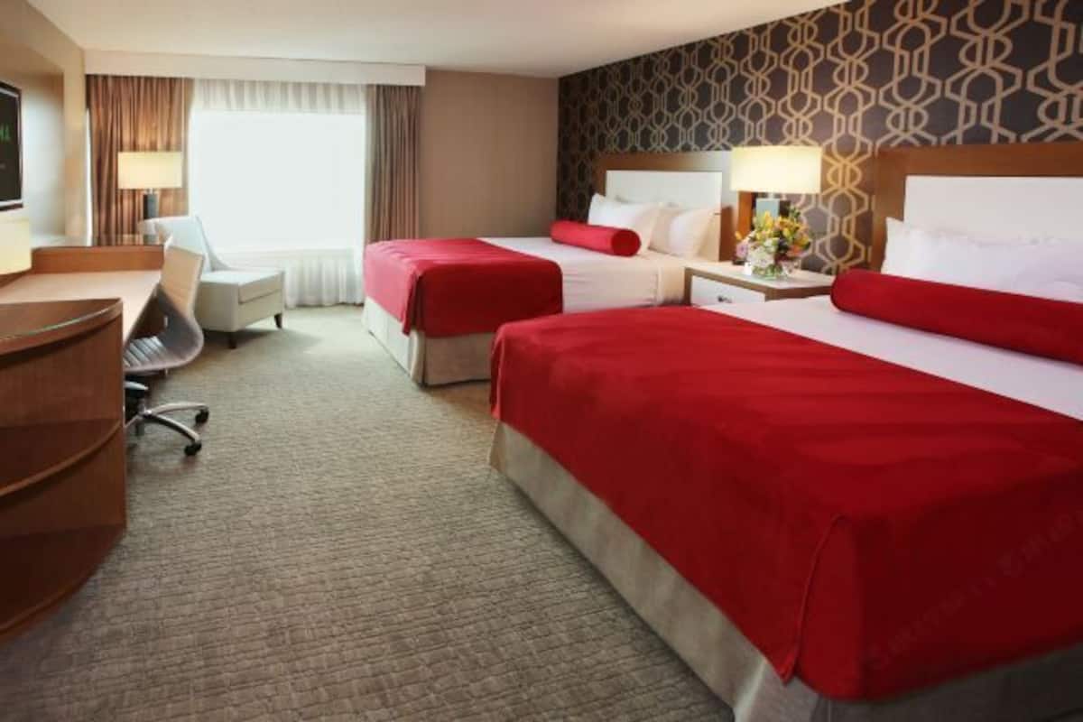 Hypo-allergenic bedding, pillowtop beds, in-room safe, desk