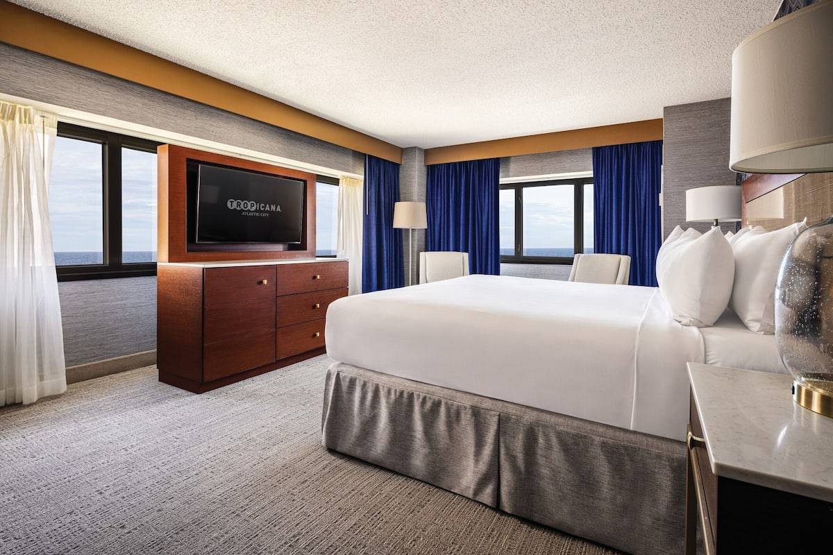 SOUTH OCEAN VIEW EXECUTIVE ROOM 1 KING NON-SMOKING