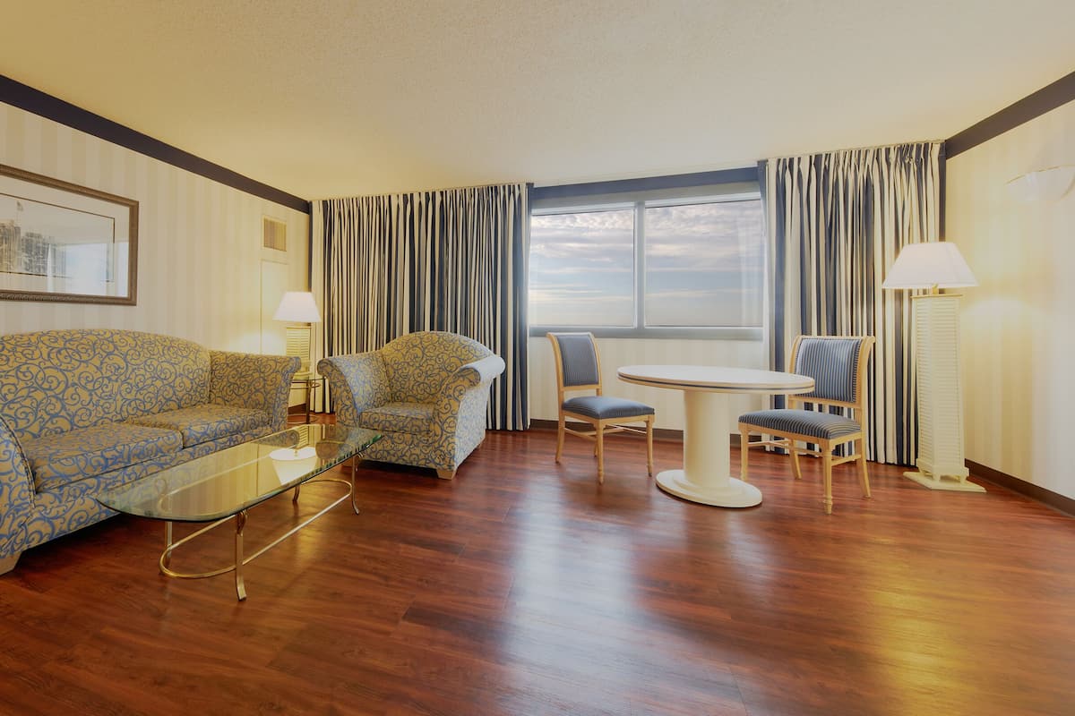 WEST ONE BEDROOM SUITE 1 KING NON-SMOKING | Wohnbereich | 36-Zoll-Fernseher mit Kabelempfang, Pay-TV