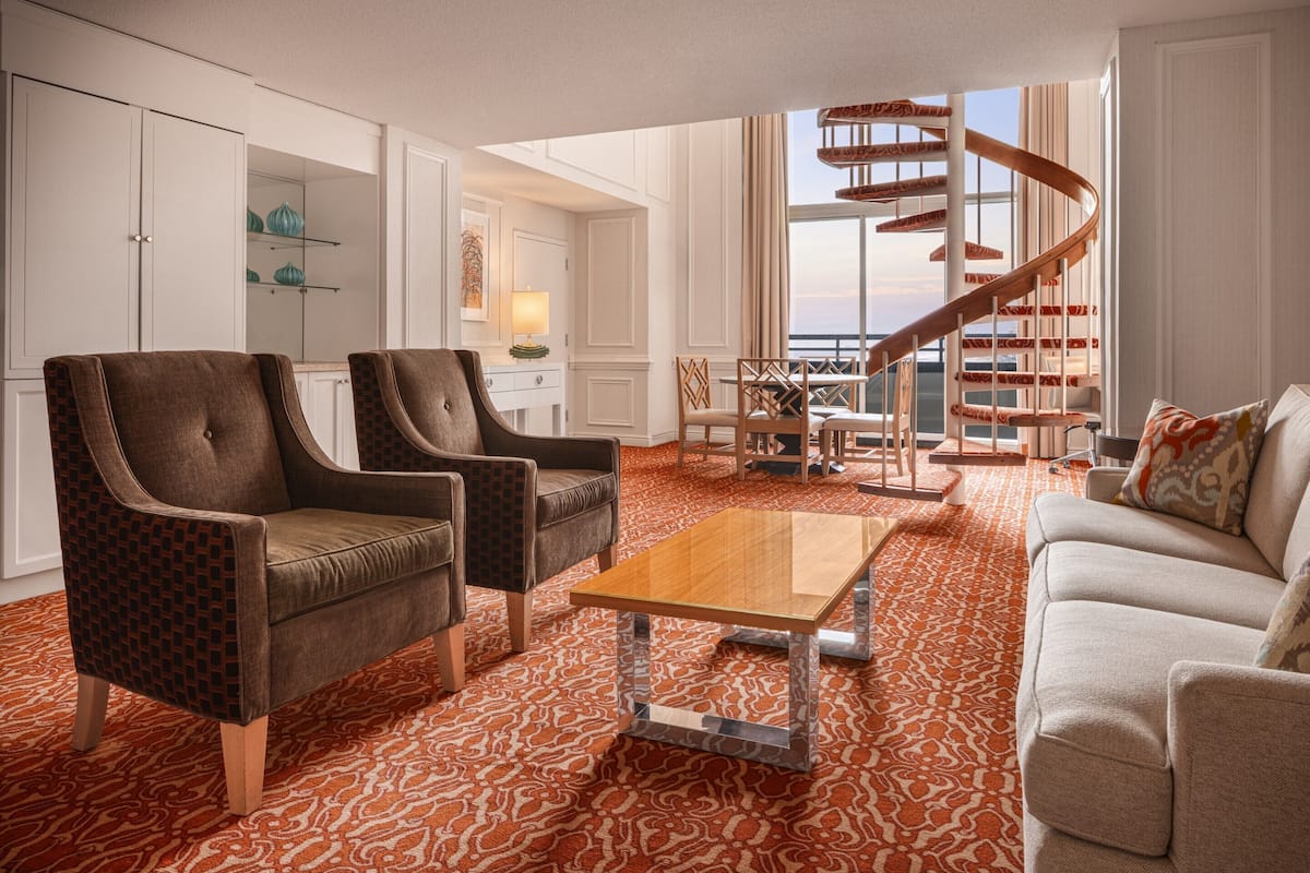 NORTH BI-LEVEL SUITE KING SMOKING