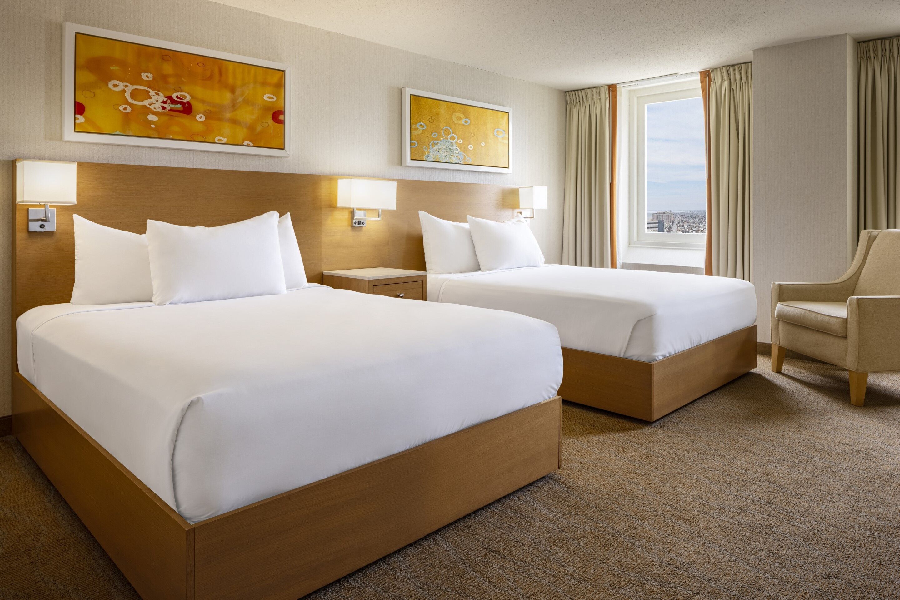 NORTH DELUXE ROOM 2 QUEEN NON-SMOKING | Allergikerbettwaren, Pillowtop-Betten, Zimmersafe, Schreibtisch