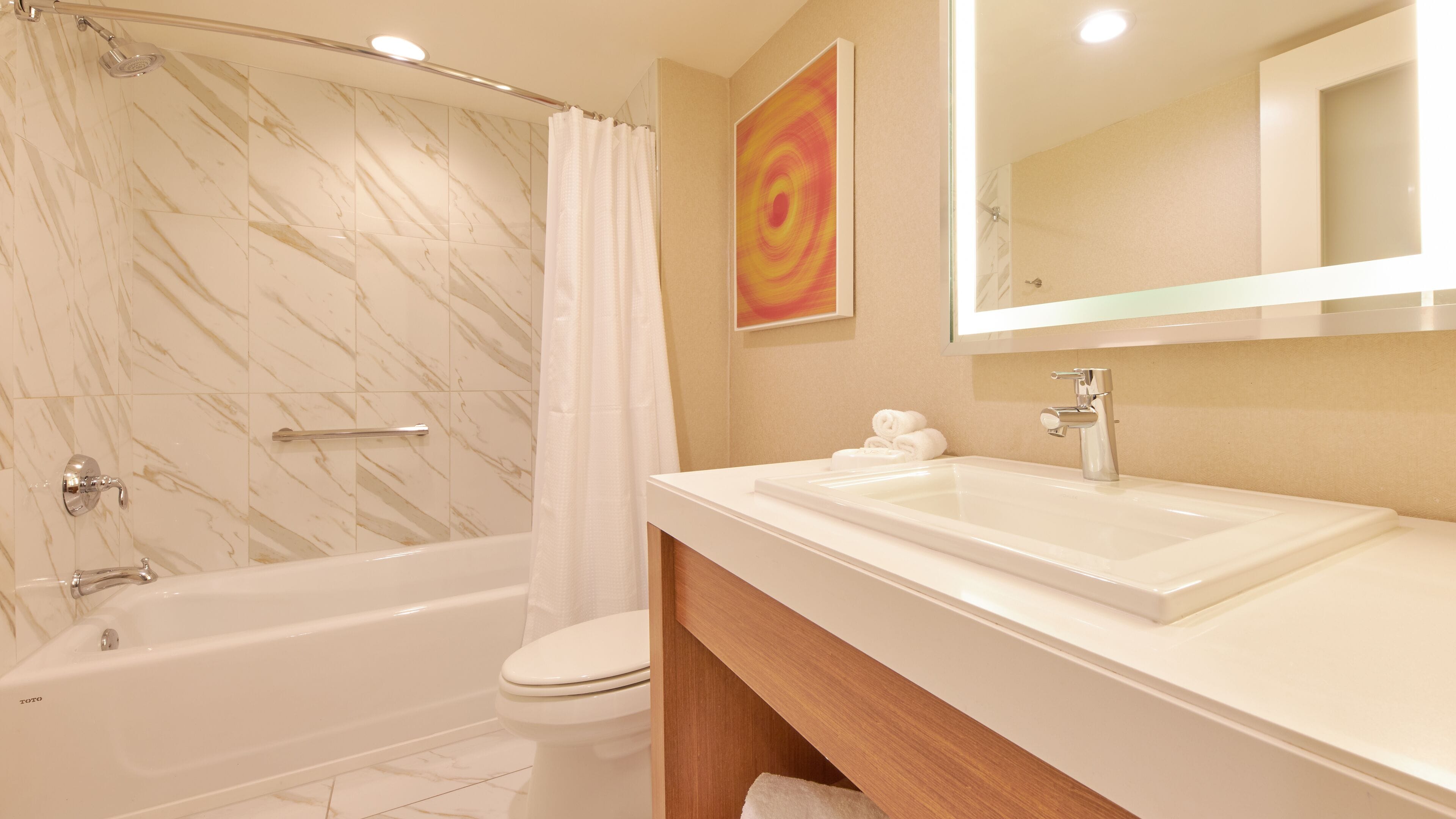 Ein modernes Badezimmer mit Badewanne, Toilette und Waschbecken.