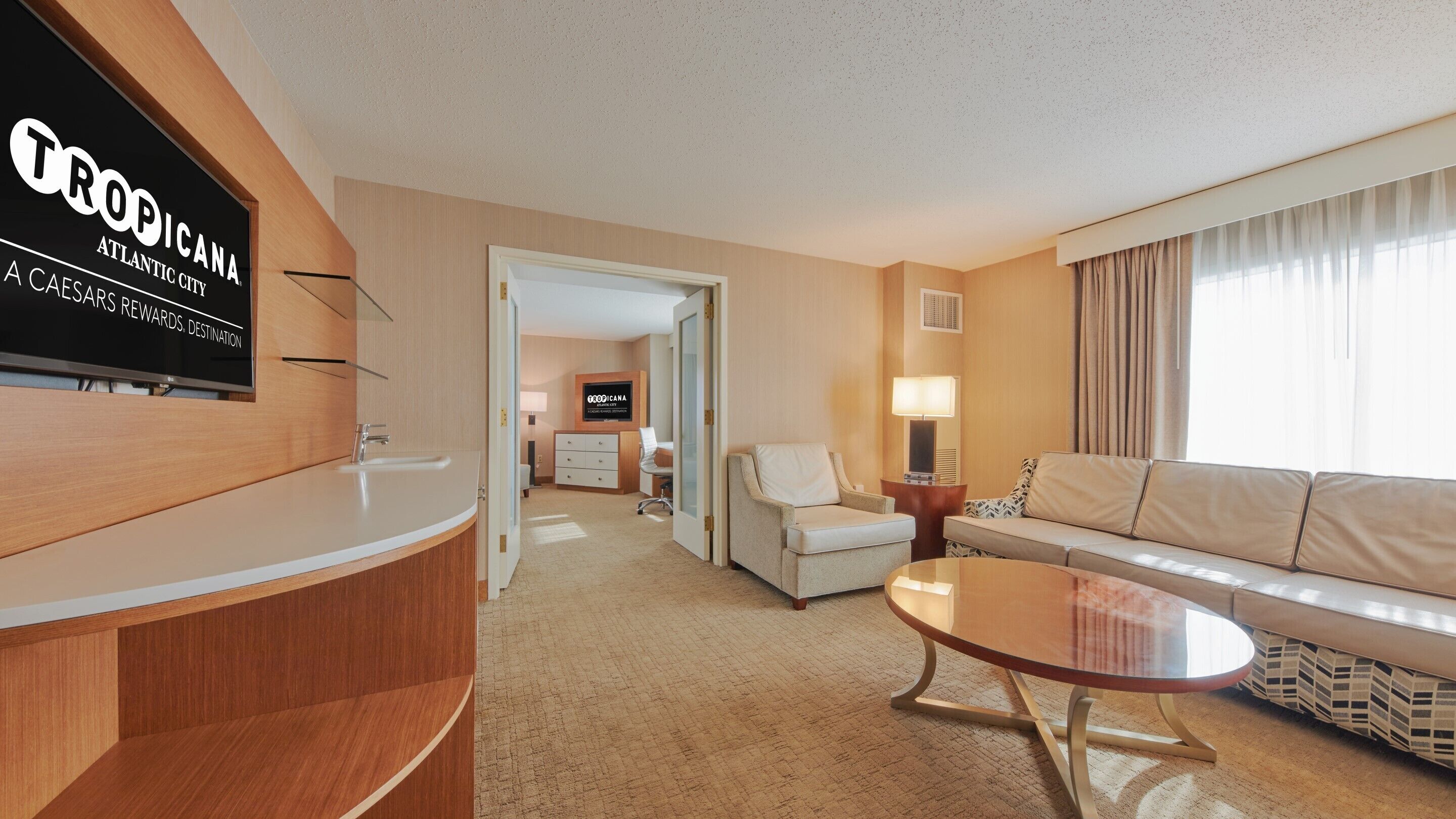 HAVANA ONE BEDROOM SUITE 1 KING NON-SMOKING | Wohnbereich | 36-Zoll-Fernseher mit Kabelempfang, Pay-TV