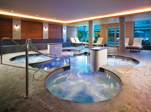 Salas de tratamiento para parejas, un sauna, baño turco