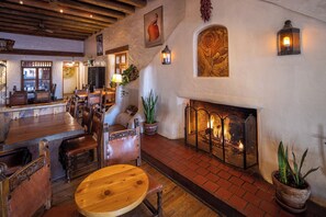 Serves breakfast and dinner - Sagebrush Inn & Suites (Taos)