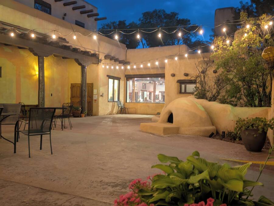 Petit déjeuner et dßner servis sur place