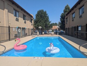 室外游泳池，09:00 至 21:00 开放，日光浴躺椅