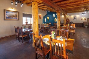 Petit déjeuner et dîner servis sur place
