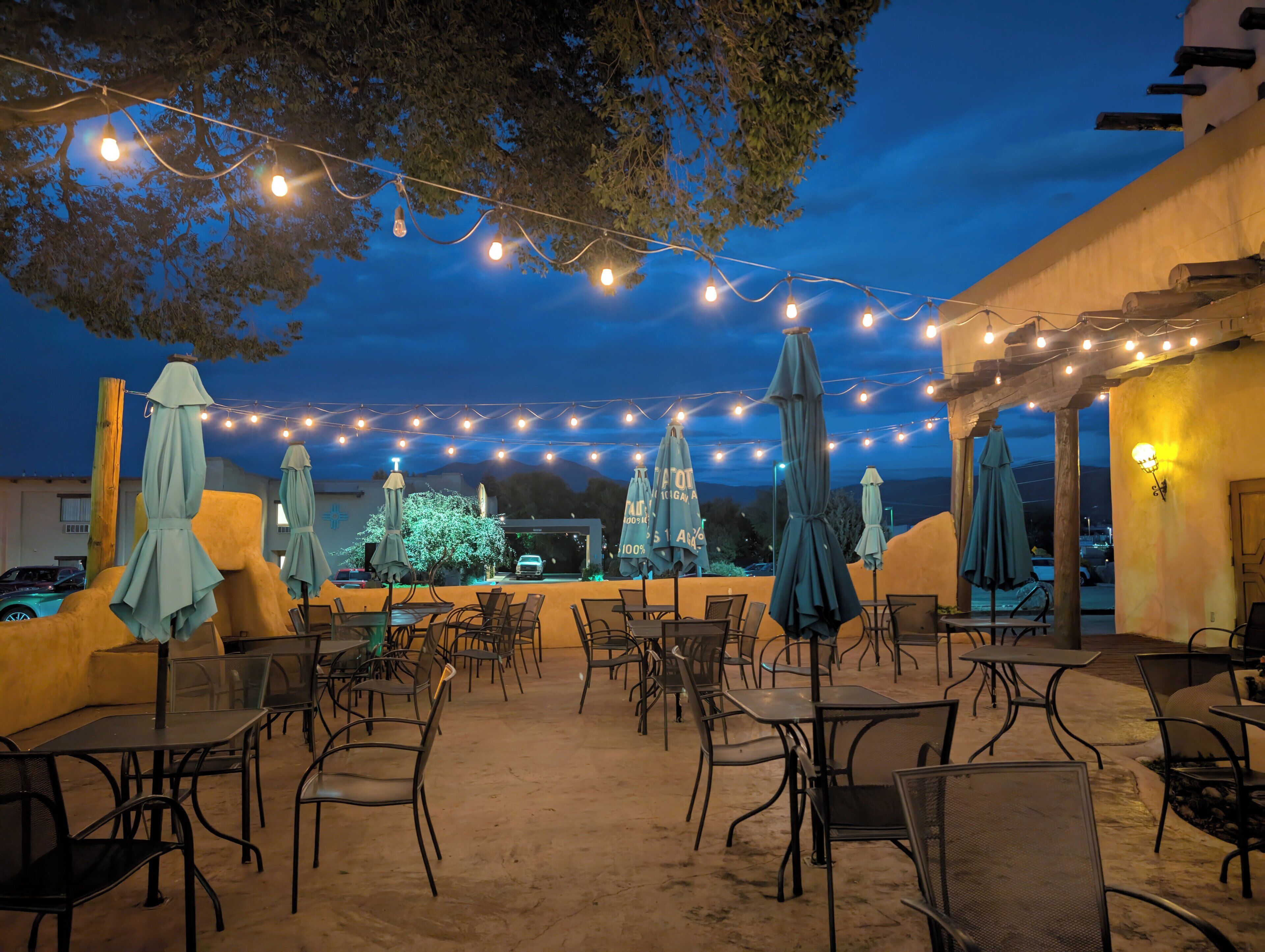 Breakfast and dinner served