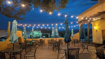 Breakfast and dinner served