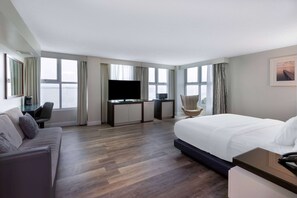 Studio suite, 1 kingsize bed, niet-roken, uitzicht (Lake Front View) | Een kluis op de kamer, een bureau, een strijkplank/strijkijzer