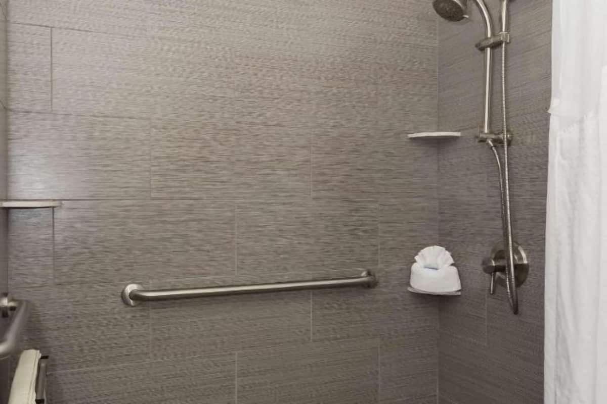 Bathroom | Combined shower/tub, hair dryer, towels