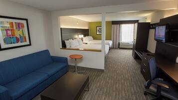 Suite, Meerdere bedden | Een kluis op de kamer, een bureau, verduisterende gordijnen