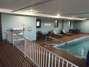 Indoor pool - Holiday Inn Express London by IHG (London)