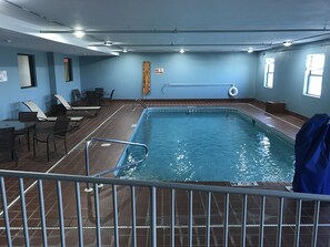 Una piscina cubierta