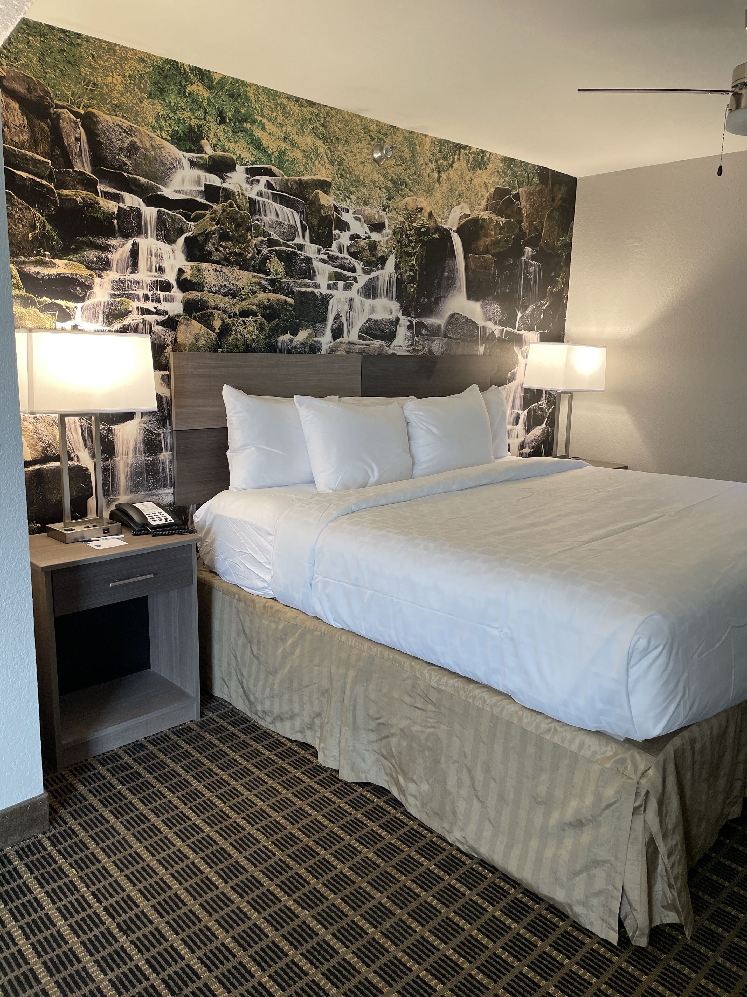 スイート キングベッド 1 台ソファーベッド付き 禁煙 (Corner Suite) | 1 室のベッドルーム、高級寝具、デスク、ノートパソコン用作業スペース