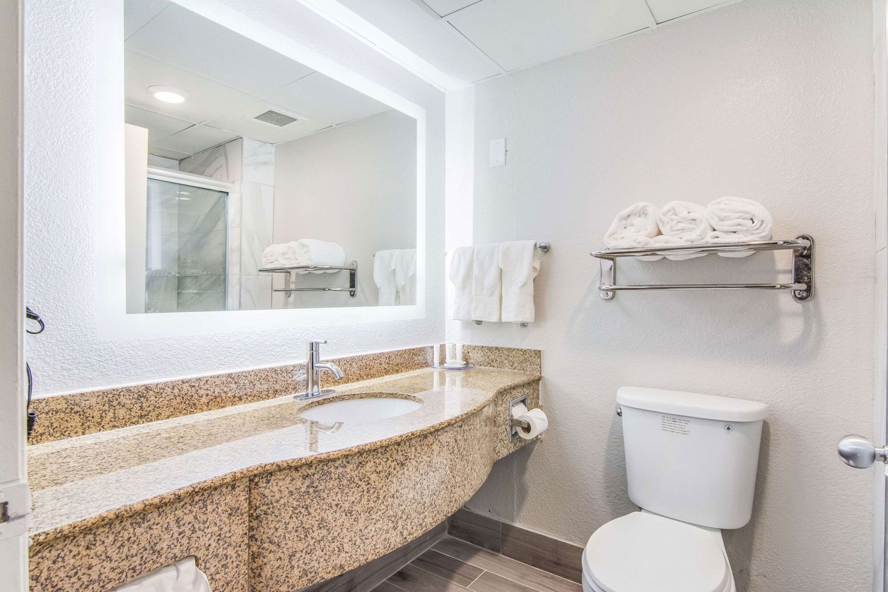 Bathroom | Combined shower/tub, free toiletries, hair dryer, towels