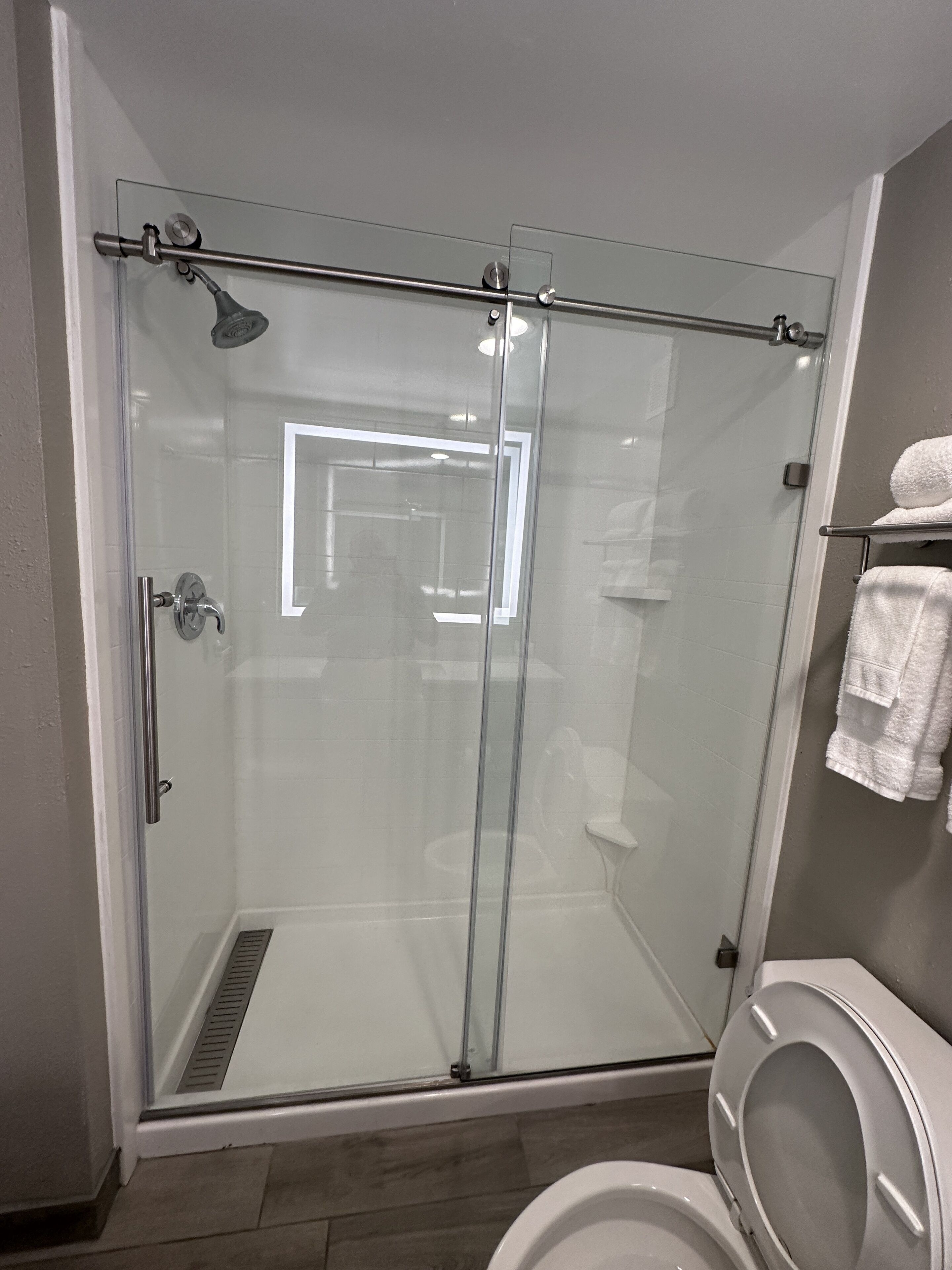 deluxe room, 1 king bed, non smoking | bathroom | combined shower/bathtub, free toiletries, hair dryer, towels