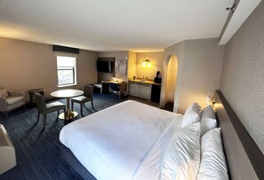 Työpöytä, silitysrauta/-lauta, ilmainen kiinteä internetyhteys