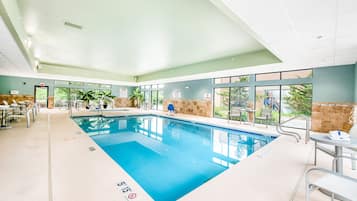 Inomhuspool med öppettider 06.00 till 23.00, och solstolar