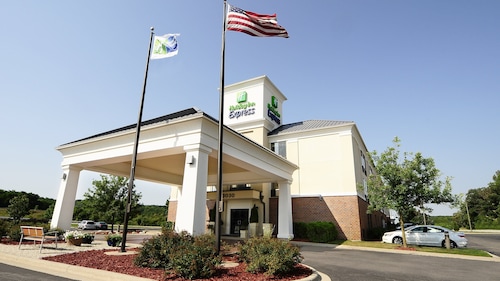Holiday Inn Express & Suites Delafield by IHG