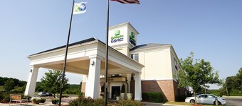 Holiday Inn Express & Suites Delafield by IHG