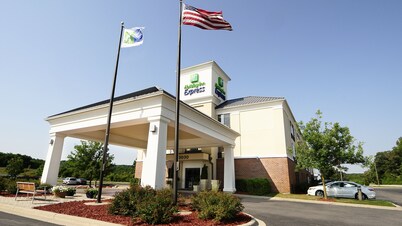 Holiday Inn Express & Suites Delafield, an IHG Hotel