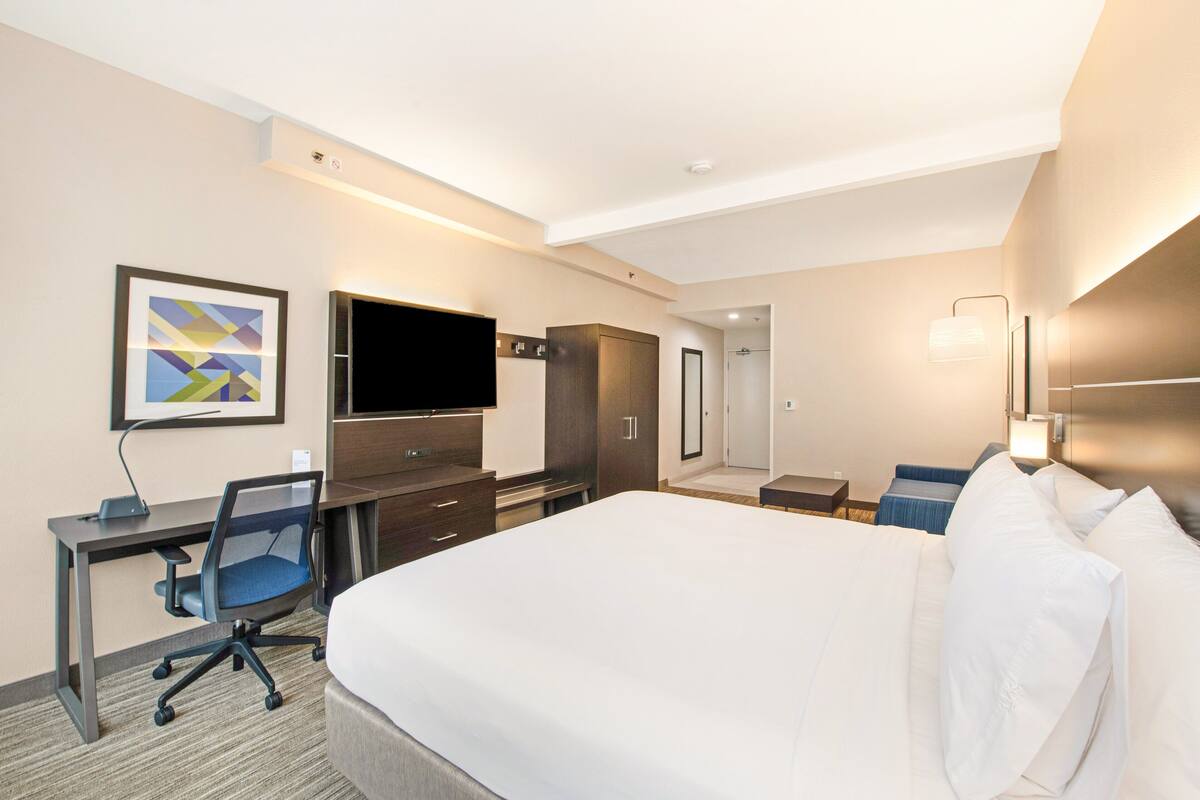 Standard Room, 1 King Bed, Accessible Bathtub (Mobility) | In-room safe, desk, iron/ironing board, WiFi (free)
