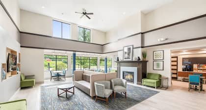 Holiday Inn Express & Suites Delafield by IHG