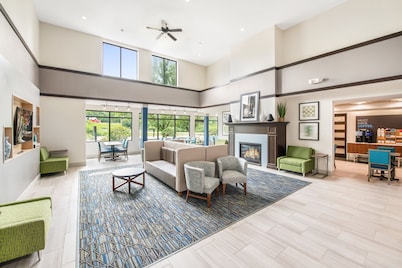 Holiday Inn Express & Suites Delafield by IHG