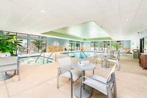 Een binnenzwembad, open van 06.00 uur tot 23.00 uur, en ligstoelen