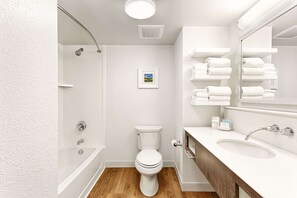 Shower, free toiletries, hair dryer, bathrobes - Hampton Inn Pawleys Island - Litchfield (Pawleys Island)