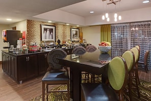 Bao gồm bữa sáng buffet hàng ngày