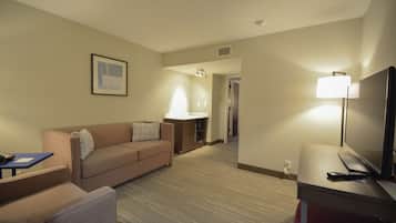 Suite, 1 kingsize bed met slaapbank, niet-roken | Een kluis op de kamer, een bureau, een laptopwerkplek