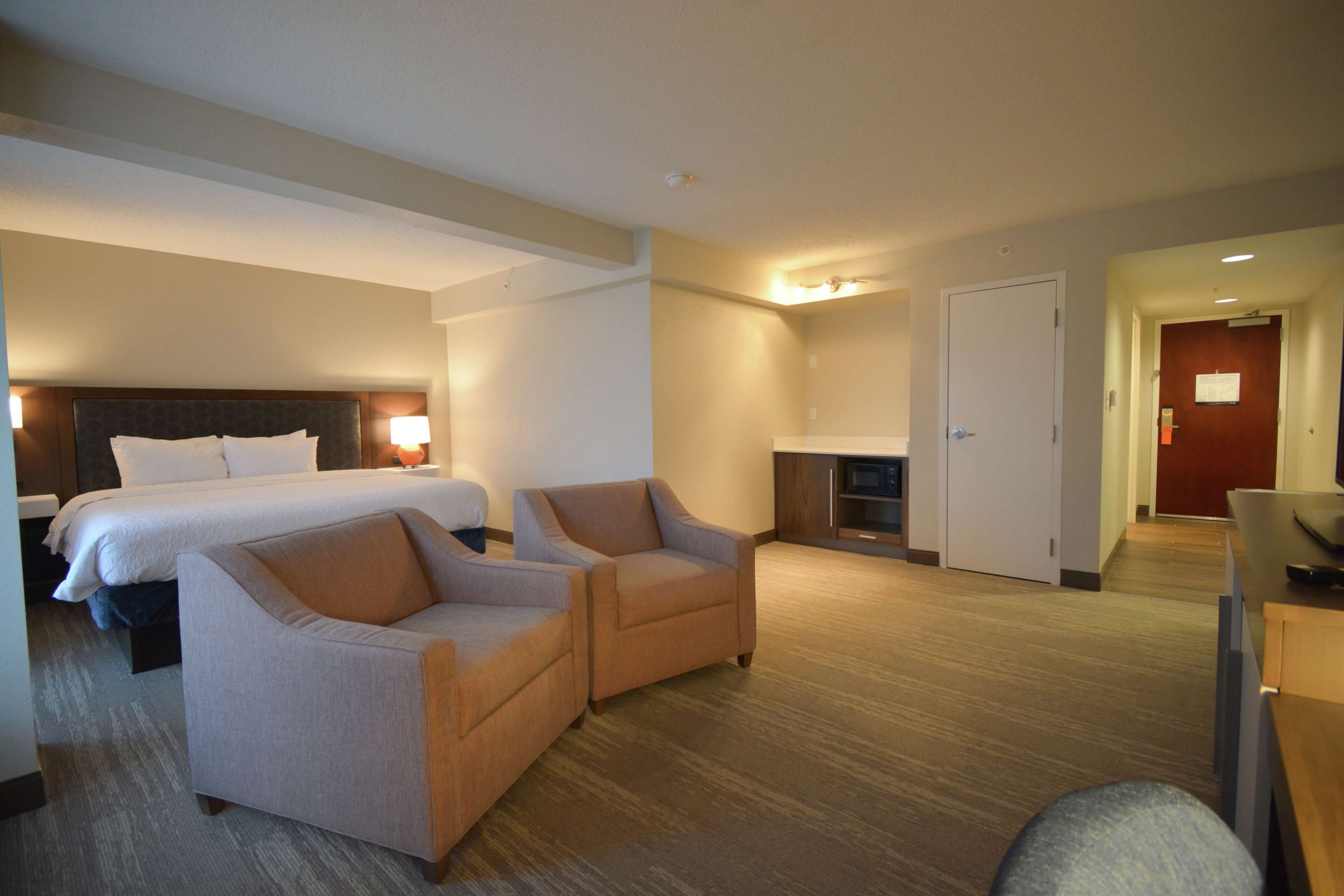 suite, 1 king bed, non smoking | 1 bedroom, in-room safe, desk, iron/ironing board