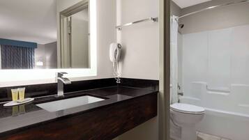 Combined shower/tub, free toiletries, hair dryer, towels