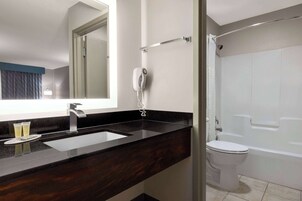 Ducha y bañera combinadas y artículos de higiene personal gratuitos