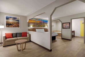 Suite, 1 très grand lit | Bureau, lit de bébé (gratuit), accès au Wi-Fi (inclus), literie fournie