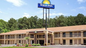 Um hotel Days Inn by Wyndham com estrutura em dois andares, várias varandas e estacionamento.