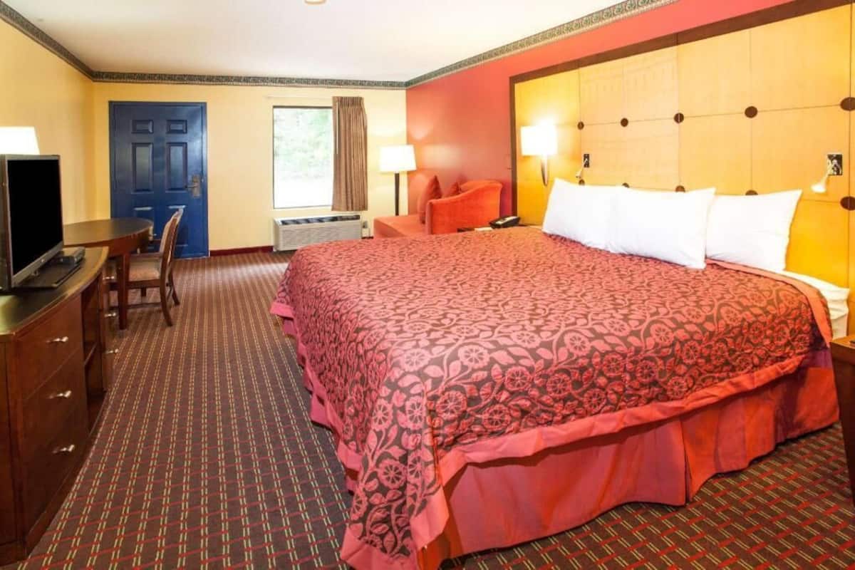Desk, free cribs/infant beds, free WiFi, bed sheets