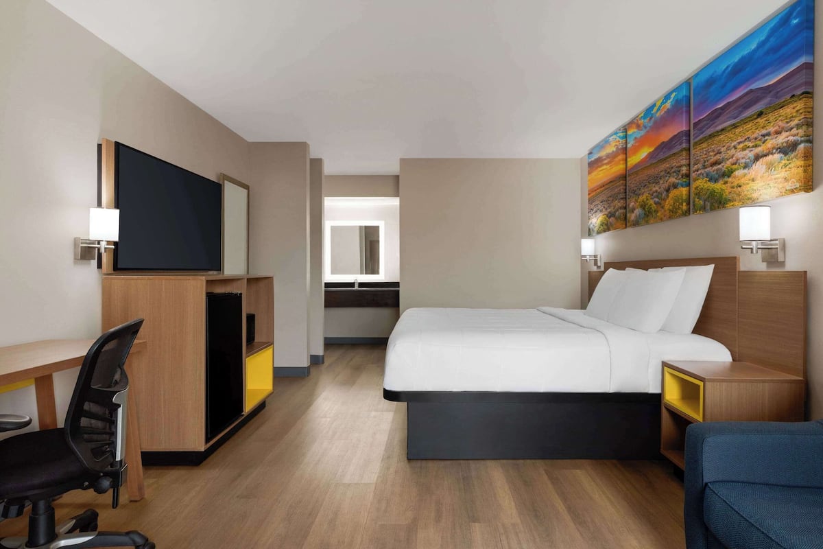 Room, 1 King Bed, Smoking | Desk, free cribs/infant beds, free WiFi, bed sheets