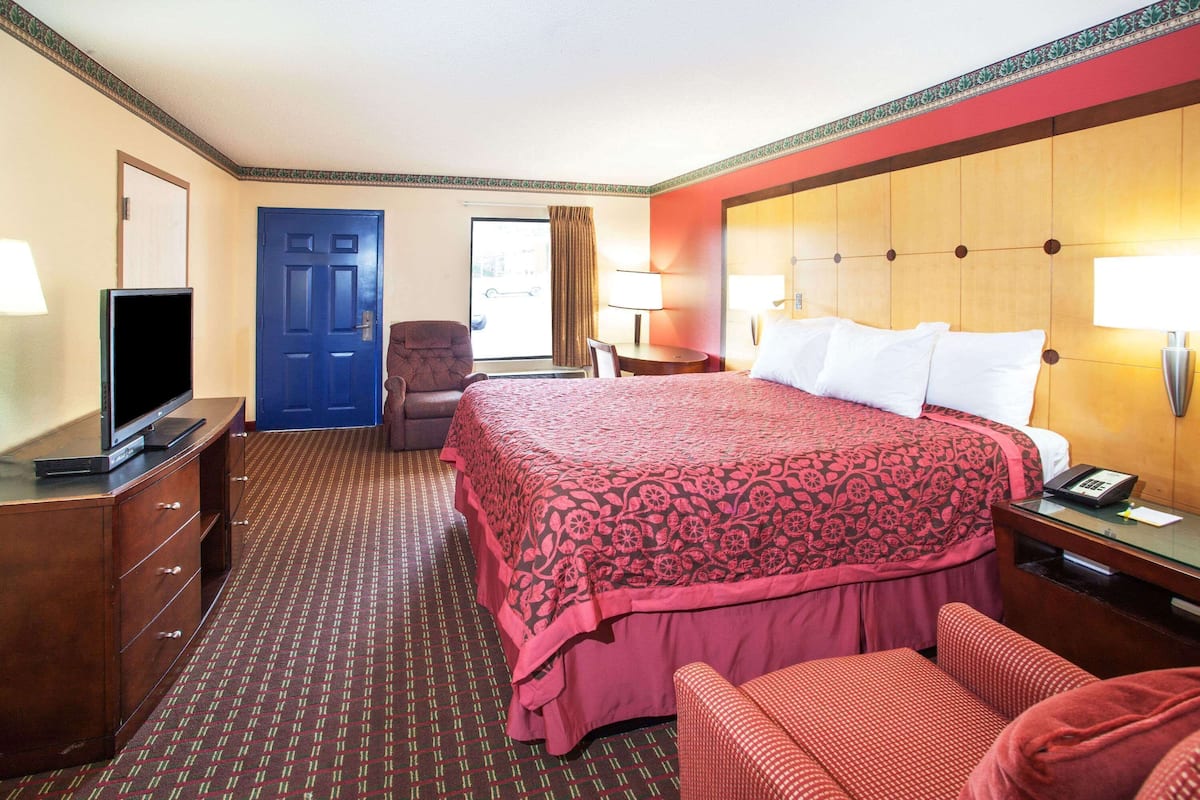 Desk, free cribs/infant beds, free WiFi, bed sheets